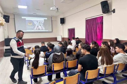 Jandarmadan öğretmen ve öğrencilere siber güvenlik eğitimi
