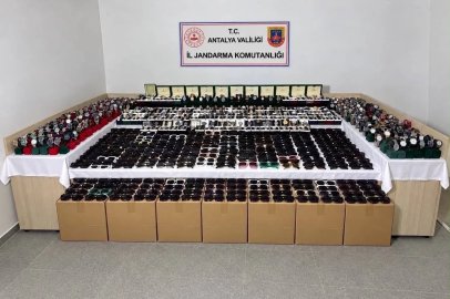 Antalya’da piyasa değeri yaklaşık 5 milyon TL olan kaçak gözlük ve saat ele geçirildi
