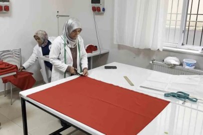 Türk bayrağını kendi elleriyle dikerek milli ve manevi değerleri üretime dönüştürüyorlar
