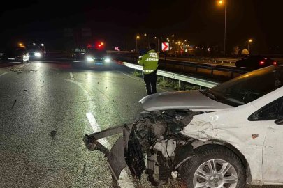 Otomobil bariyerlere çarparak savruldu: 1 yaralı
