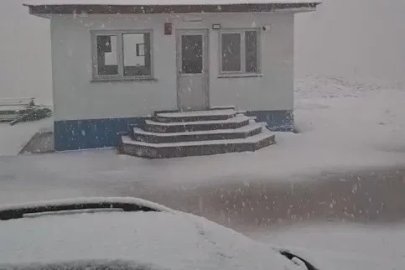 Bayburt’un yüksek kesimlerine kar yağdı
