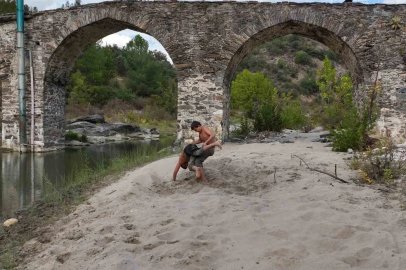 Gençler spor yaparken Gördes’in tarihini de keşfetti
