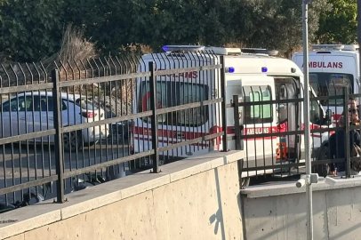 Beylikdüzü’nde lise önünde 2 öğrenciye çarpan araç kaçtı

