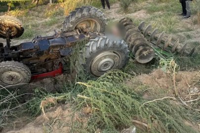 Devrilen traktörünün altında kalan çiftçi hayatını kaybetti
