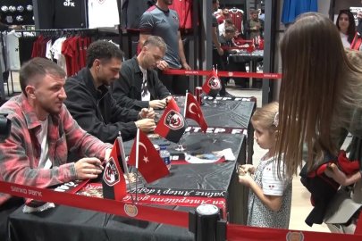 Gaziantep FK futbolcuları ve taraftarlar imza gününde buluştu
