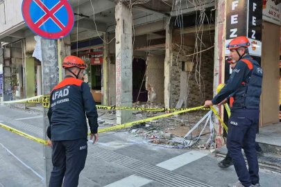 Adıyaman’da ağır hasarlı binadan gelen sesler korkuttu

