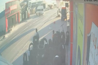 15 yaşındaki motosiklet sürücüsünün ağır yaralandığı kaza kamerada
