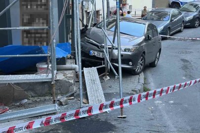 Şişli’de kontrolden çıkan otomobi, araç ve yayaya çarptı: 1 yaralı
