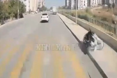 Motosikletin direğe çarptığı kaza kamerada
