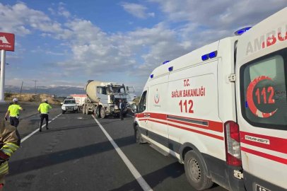 Sondaj kamyonu ile beton mikseri çarpıştı: 2 yaralı
