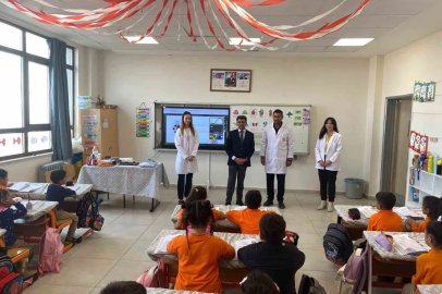 İdil Milli Eğitim Müdürü Arslan, sınıflarda öğrencilerin taleplerini dinledi
