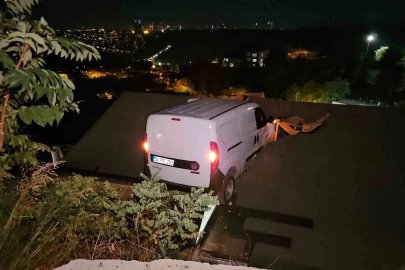 Sarıyer’de kontrolden çıkan araç evin çatısına uçtu: 1 yaralı
