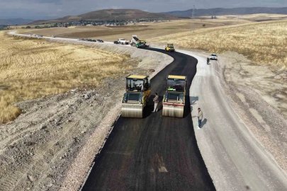 Muş’ta köy yollarında asfalt çalışmaları sürüyor
