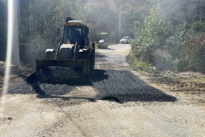 Akçakoca’da köy yollarında asfalt yama çalışması
