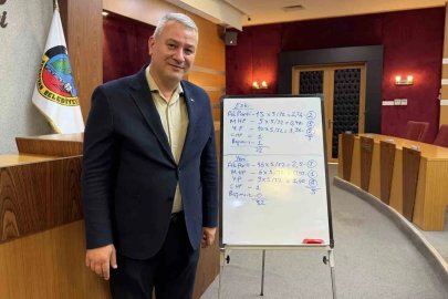Belediye başkanı "Dersimiz matematik" dedi, siyasi hesabı tahtada gösterdi
