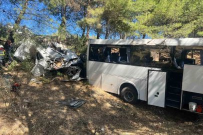 Turistleri taşıyan otobüs şarampole uçtu: 1 ölü

