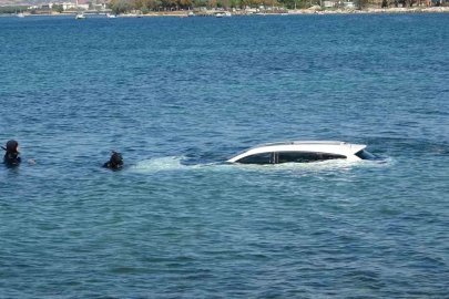 El frenini çekmeyi unuttular, otomobil denize uçtu
