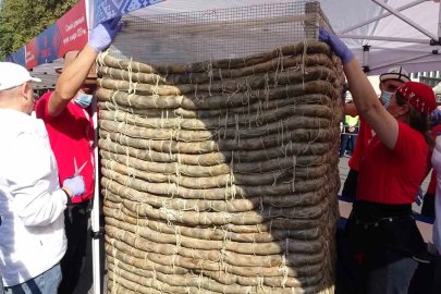 Kırgızistan’da 120 metrelik sucuk hazırlandı
