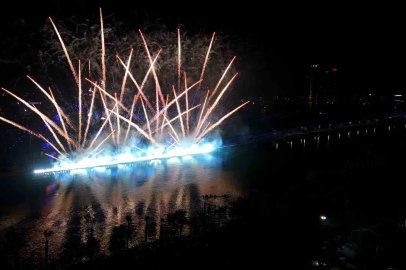 Adana’da dron, lazer ve havai fişek gösterisi görsel şölen oluşturdu
