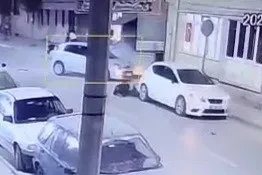 Eskişehir’de motosikletlinin yaralandığı feci kaza kamerada
