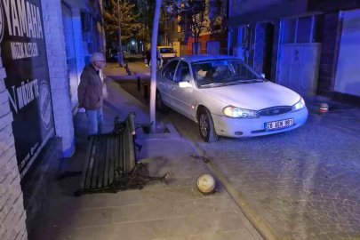 Kontrolden çıkan otomobil bankta oturan 2 çocuğa çarptı

