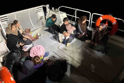Kucaklarında çocuklarıyla yola çıkan düzensiz göçmenler yakalandı
