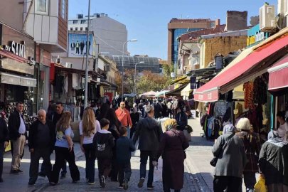 Eskişehir’de güneş yüzünü gösterdi, çarşıda adım atacak yer kalmadı
