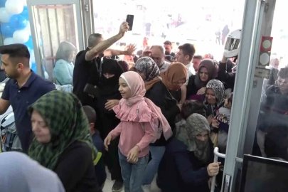 Kahramanmaraş’ta giyim mağazasında indirim izdihamı
