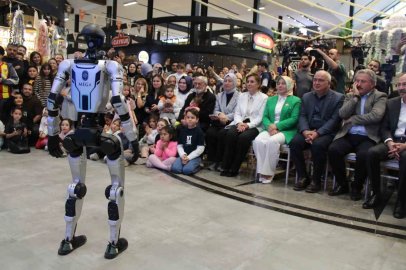 İnsansı robot Mega’ya Kayserililerden yoğun ilgi
