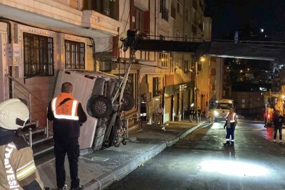 Şişli’de pazarcının panelvanı tezgahlara çarparak apartman boşluğuna düştü

