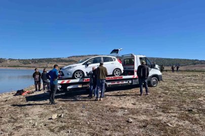 Balık tutmaya gittikleri baraja araçları düştü
