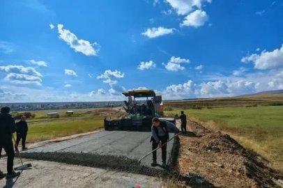 Susuz Kırçiçeği köyünde 1,5 kilometrelik beton yol çalışması başladı
