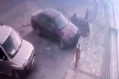Vitesi karıştıran sürücü kaldırımda oturan şahsa çarptı
