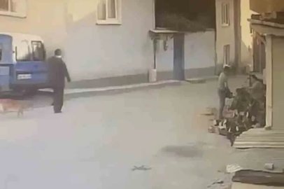 Kadının motorlu testere ile yaşlı adamı korkuttuğu anlar kamerada
