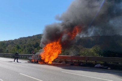 Seyir halindeki otomobil alev topuna döndü
