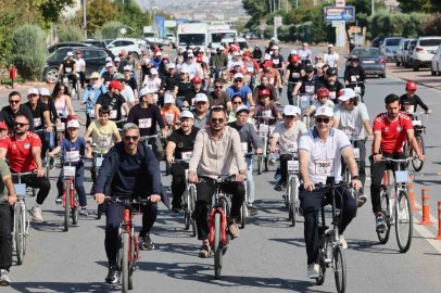Hekimler, bisiklet turunda pedal çevirdi
