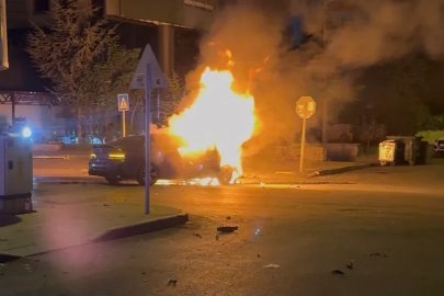 Kayseri’de park halindeki otomobile ve ağaca çarpan otomobil alev aldı: 1’i ağır, 2 yaralı
