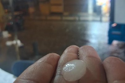Kilis’te aniden bastıran dolu yolları beyaza bürüdü
