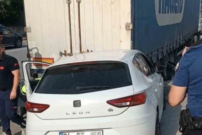 Tarsus’ta otomobil park halindeki tıra arkadan çarptı, sürücü yaralandı
