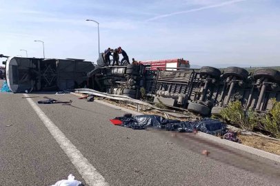 Manisa’nın Akhisar ilçesinde İstanbul otobanında çekici ile yolcu otobüsünün çarpışması sonucu ilk belirlemelere göre çok sayıda kişi yaralanırken 4 kişi hayatını kaybetti.
