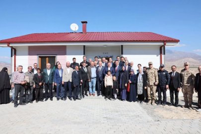 AFAD konutlarının anahtarları hak sahibi ailelere teslim edildi
