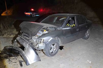 Uçuruma yuvarlanan otomobilde sıkışan sürücü kurtarıldı
