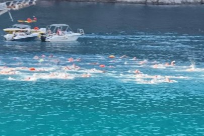 Fethiye’de bin 600 sporcu Ölüdeniz’e kulaç attı
