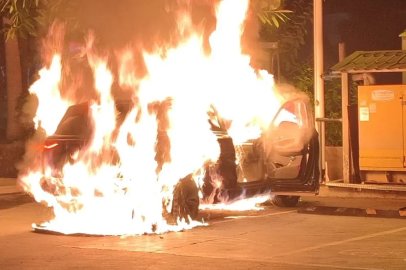 Alanya’da istasyonda şarj olan elektrikli araç yandı
