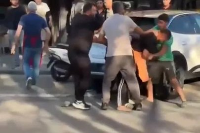 Başakşehir’de esnaf ile motosikletli kurye birbirine girdi: Önlüklerini çıkarmadan yumruklarla saldırdılar
