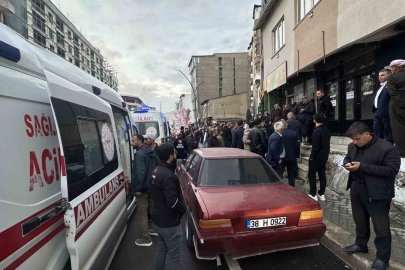 Yüksekova’da sokak ortasında taşlı sopalı kavga: 4 kişi yaralandı
