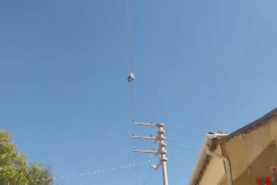 Yıllardır elektrik telinde duran bir çift botun sırrı çözülemiyor
