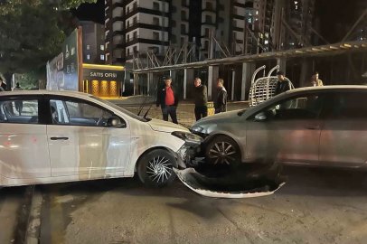 Niğde’de otomobil direğe ve park halindeki araca çarptı: 1 yaralı
