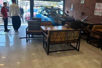 Esenyurt’ta kadın sürücünün çarptığı park halindeki otomobil börekçiye daldı
