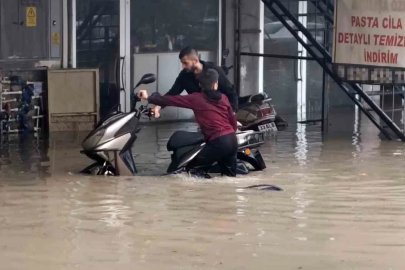 Silifke sele teslim: Dereler taştı, araçlar sular altında kaldı
